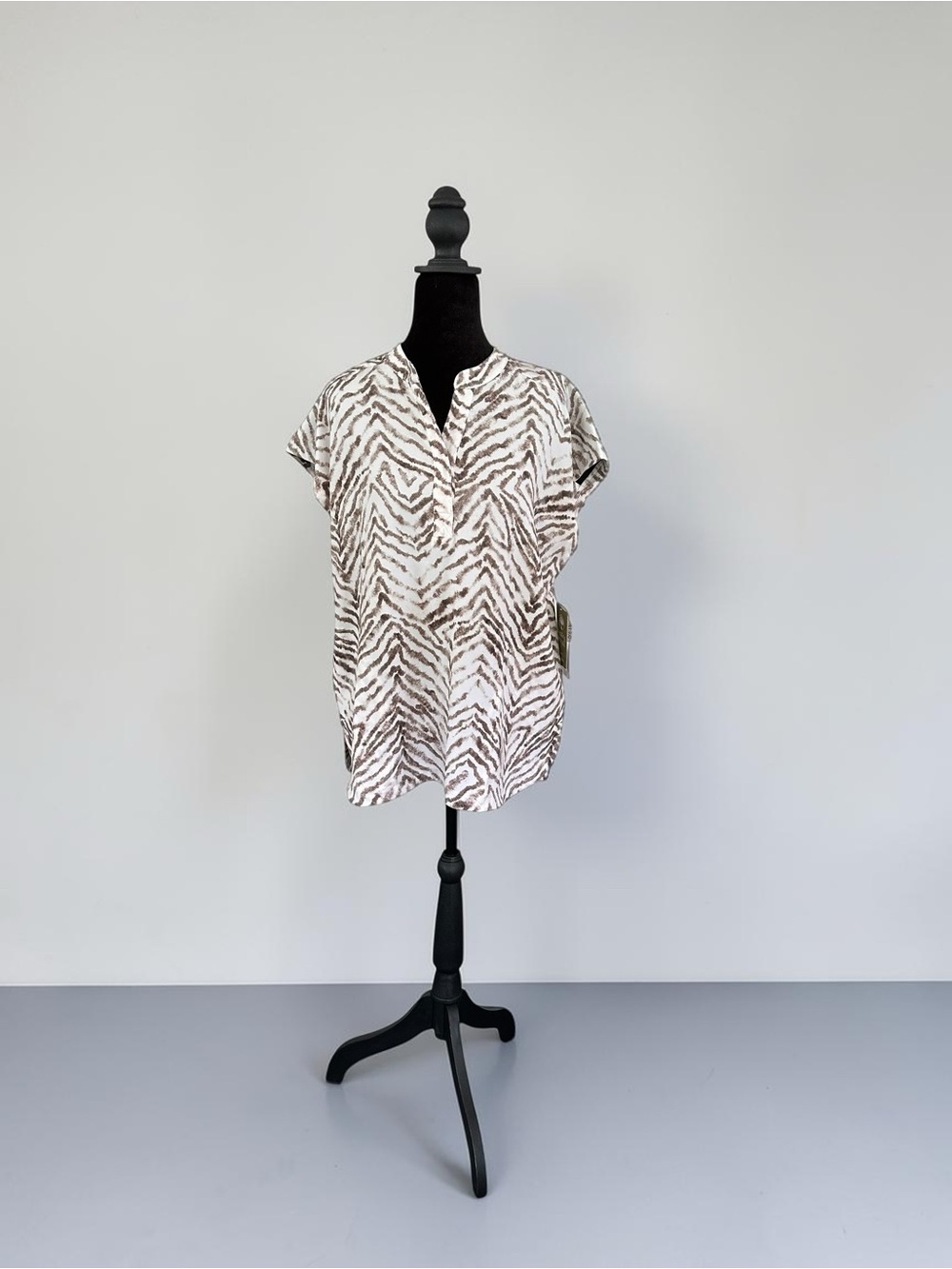 Healing Hands Scrub Top Women’s Small NWT Brown and White Zebra Print Top